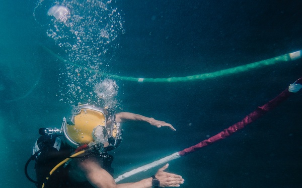 U.S. Navy and Royal New Zealand Navy divers conduct salvage training