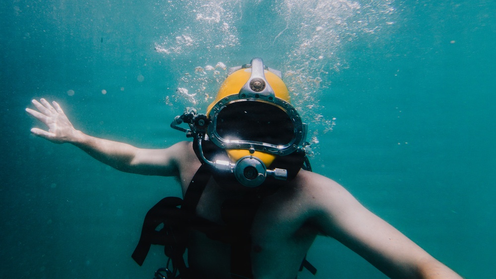 U.S. Navy and Royal New Zealand Navy divers conduct salvage training