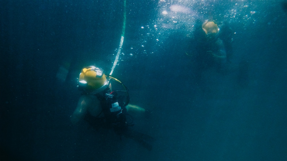 U.S. Navy and Royal New Zealand Navy divers conduct salvage training