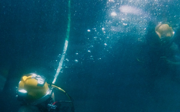 U.S. Navy and Royal New Zealand Navy divers conduct salvage training