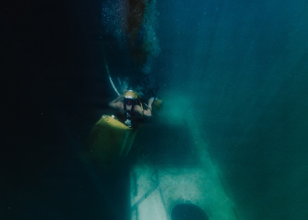 U.S. Navy and Royal New Zealand Navy divers conduct salvage training
