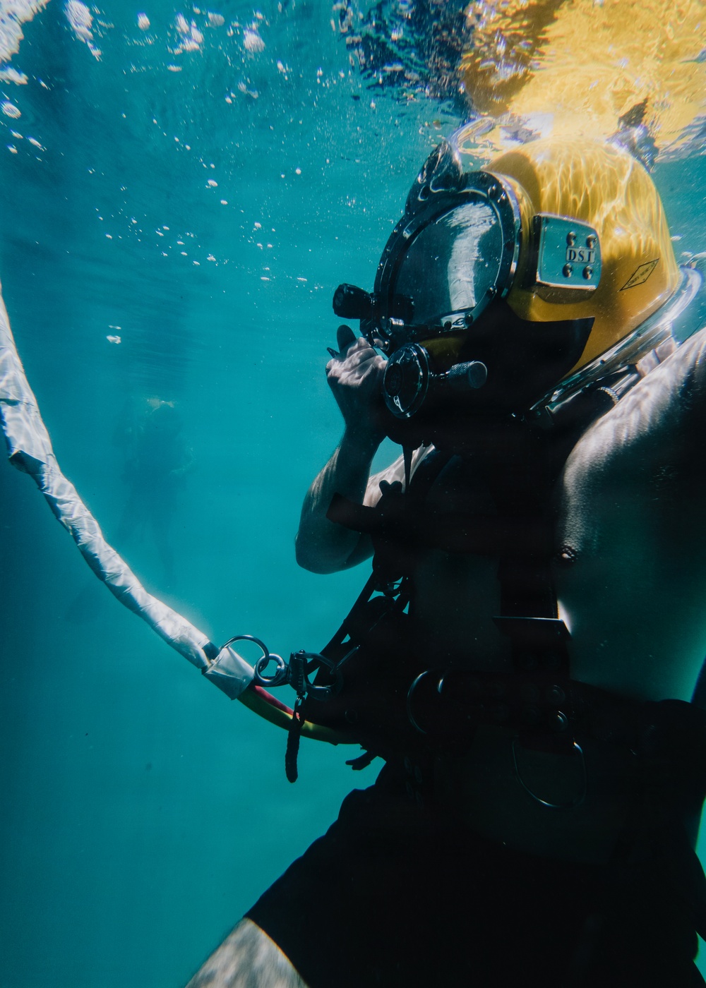 U.S. Navy and Royal New Zealand Navy divers conduct salvage training
