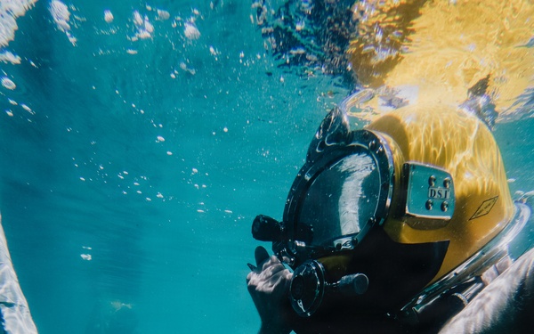 U.S. Navy and Royal New Zealand Navy divers conduct salvage training