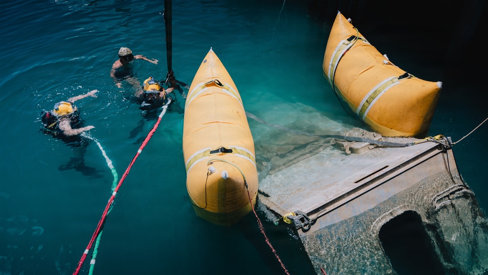 U.S. Navy and Royal New Zealand Navy divers conduct salvage training