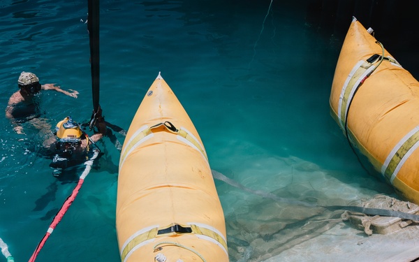 U.S. Navy and Royal New Zealand Navy divers conduct salvage training