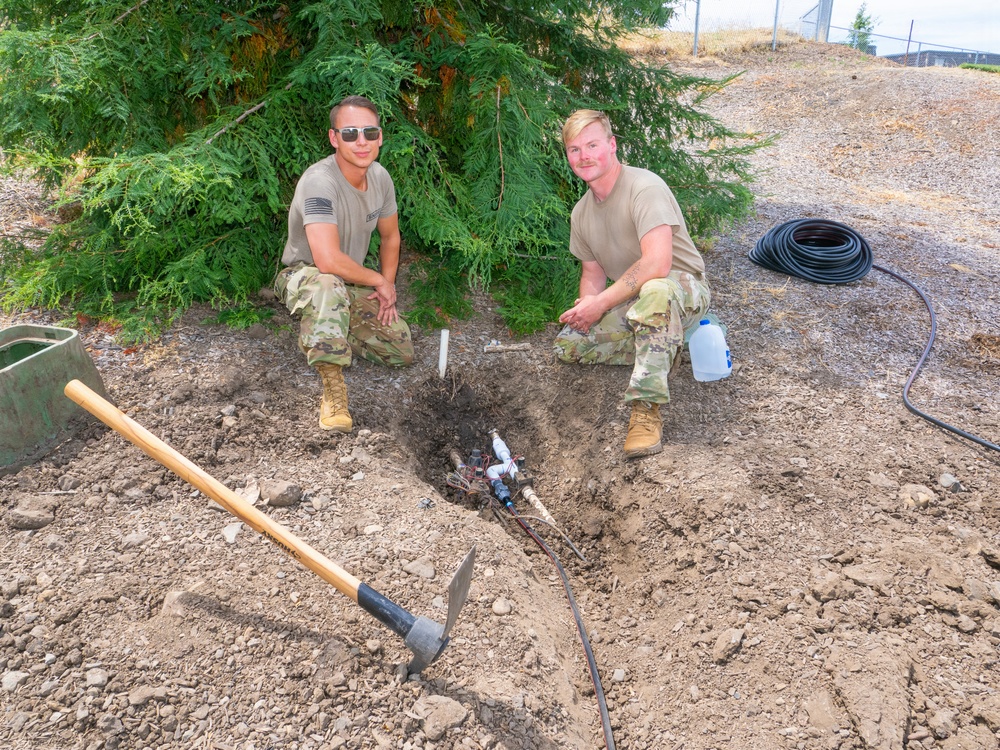 Oregon Guard Soldiers lend a hand at Salvation Army Hope House