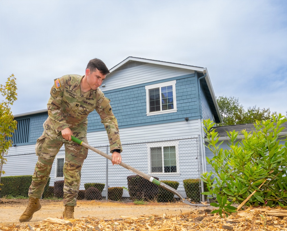 Oregon Guard Soldiers lend a hand at Salvation Army Hope House