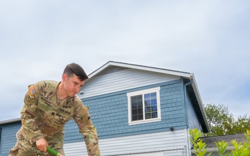 Oregon Guard Soldiers lend a hand at Salvation Army Hope House