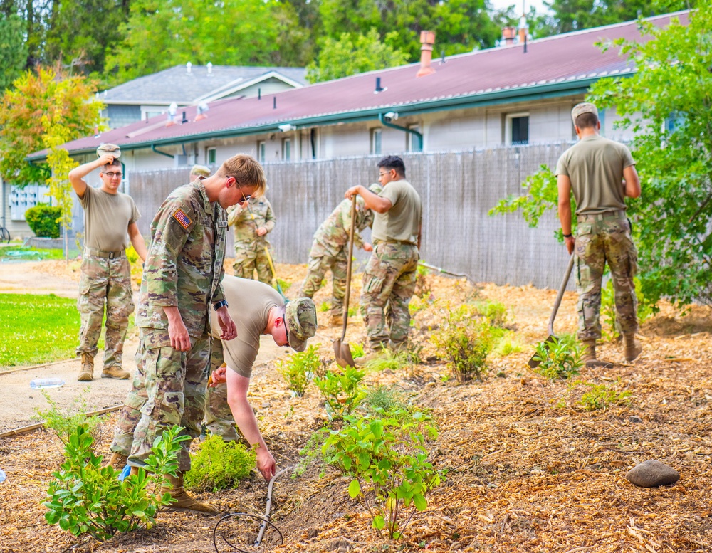 Oregon Guard Soldiers lend a hand at Salvation Army Hope House