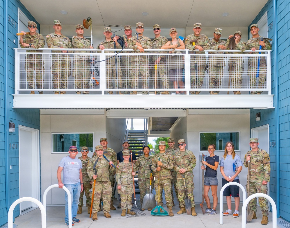 Oregon Guard Soldiers lend a hand at Salvation Army Hope House