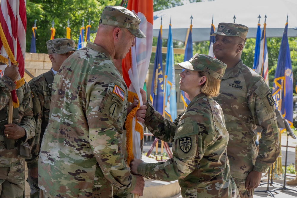 COL Christopher Green takes command of the 106th Signal Brigade