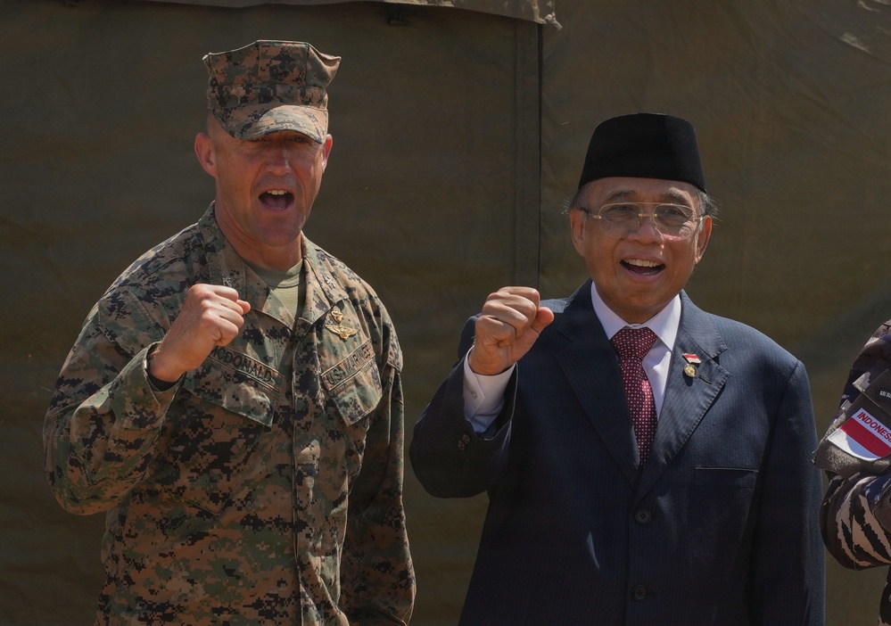 Indonesian ambassador visits 15th MEU, Indonesian marines