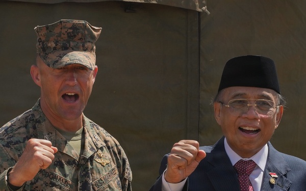 Indonesian ambassador visits 15th MEU, Indonesian marines