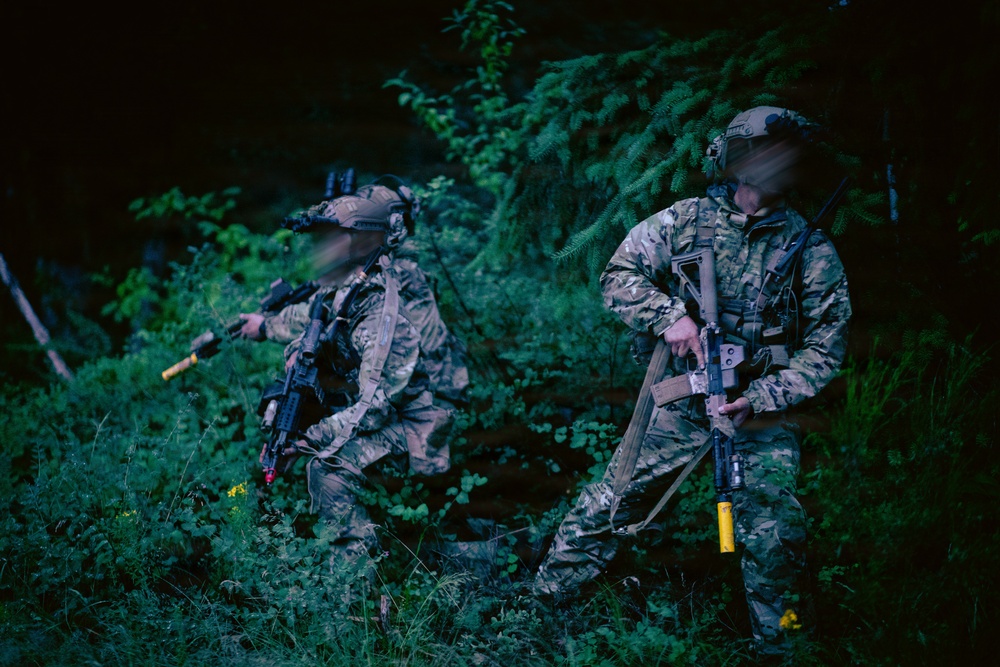 1st Special Forces Group (Airborne) conducts night infiltration training during Tahoma Strike