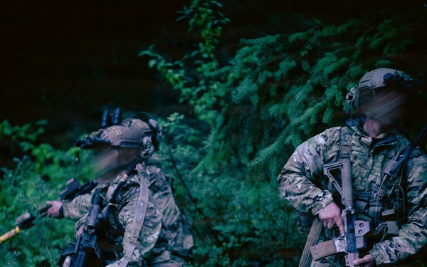 1st Special Forces Group (Airborne) conducts night infiltration training during Tahoma Strike
