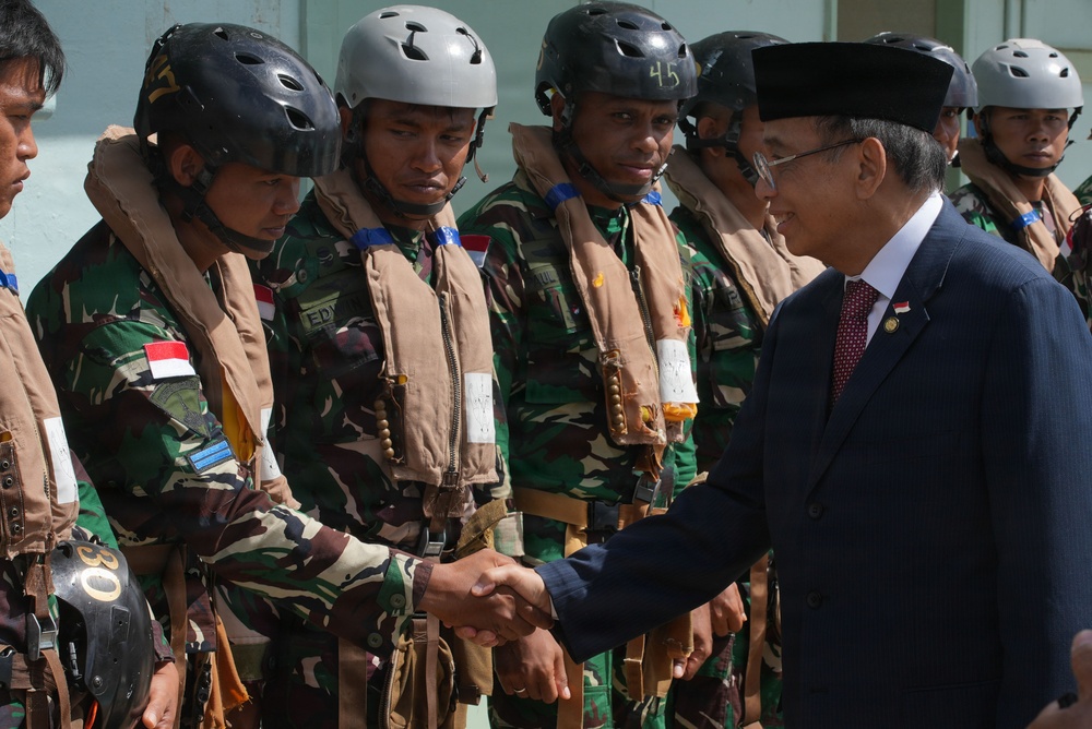 Indonesian ambassador visits 15th MEU, Indonesian marines