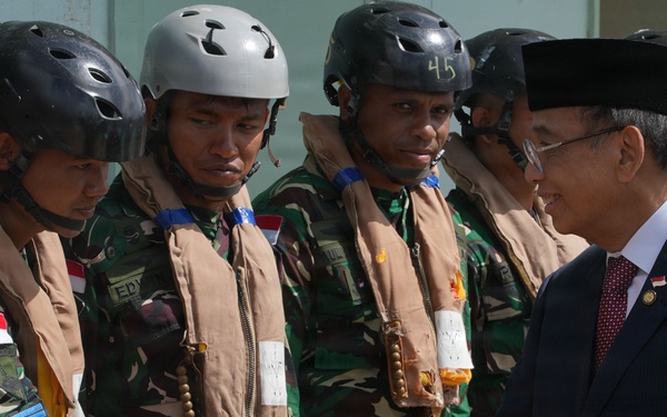 Indonesian ambassador visits 15th MEU, Indonesian marines