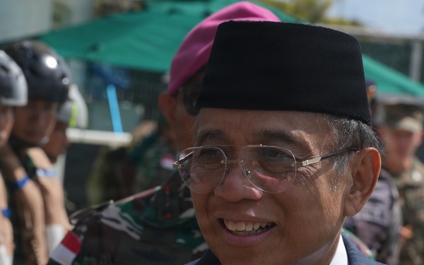 Indonesian ambassador visits 15th MEU, Indonesian marines