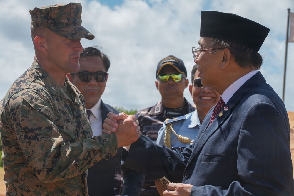 Indonesian ambassador visits 15th MEU, Indonesian marines