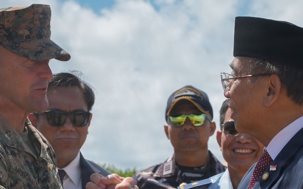 Indonesian ambassador visits 15th MEU, Indonesian marines