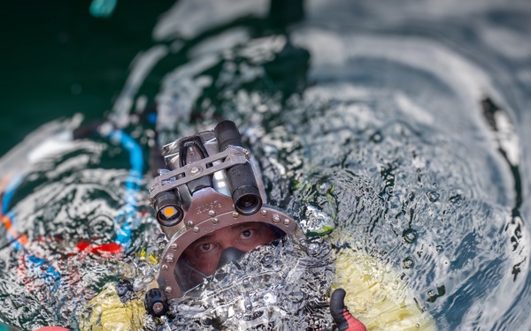 U.S. Army Deep Sea Divers Conduct Underwater Operations at Dry Dock 5 (P-209)