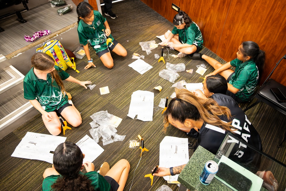 94th Army Air and Missile Defense Command Soldiers assist YIP student athletes with rocket building