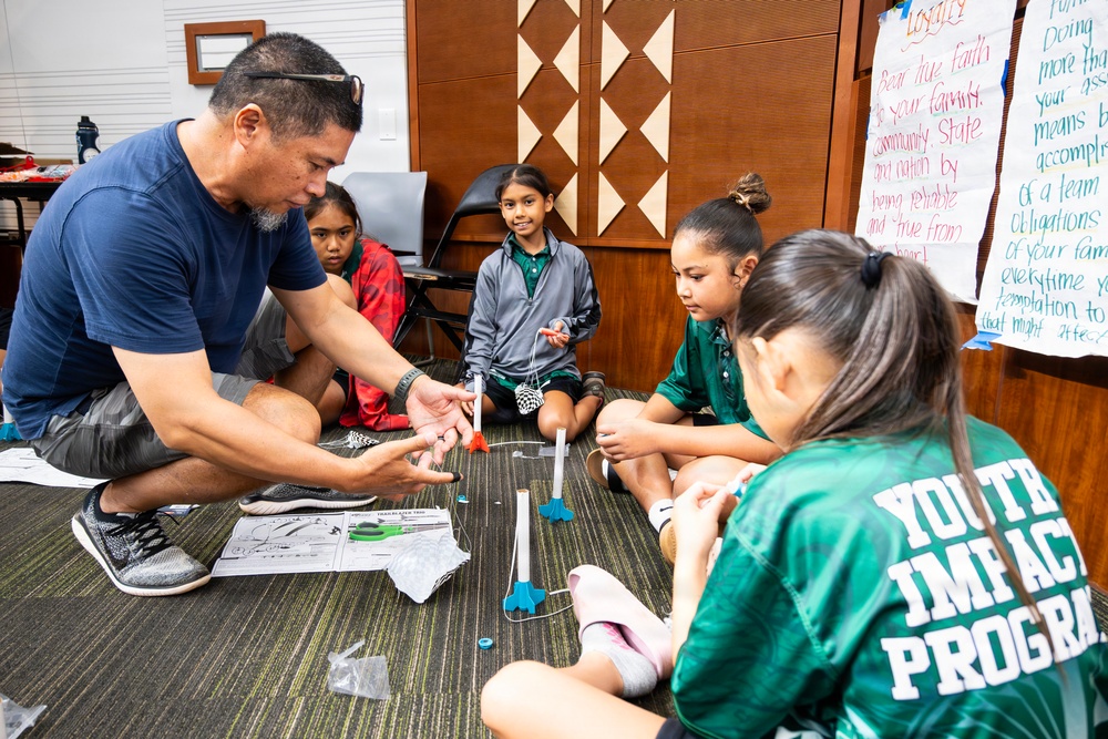 94th Army Air and Missile Defense Command Soldiers assist YIP student athletes with rocket building