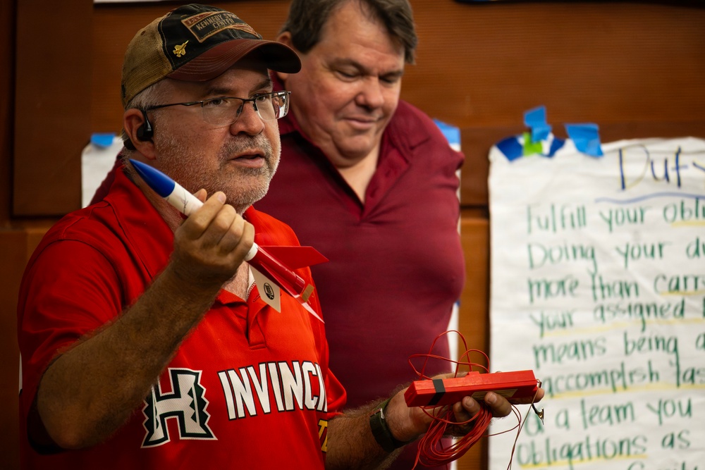 94th Army Air and Missile Defense Command Soldiers assist YIP student athletes with rocket building