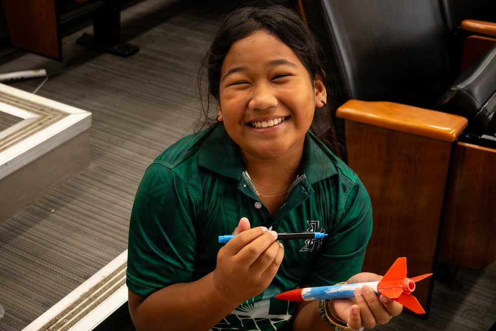 94th Army Air and Missile Defense Command Soldiers assist YIP student athletes with rocket building