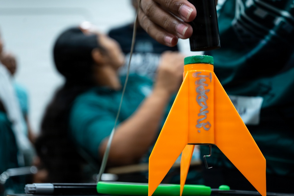94th Army Air and Missile Defense Command Soldiers assist YIP student athletes with rocket building