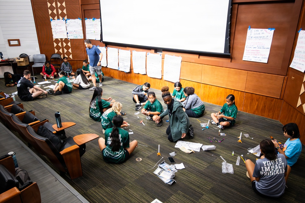 94th Army Air and Missile Defense Command Soldiers assist YIP student athletes with rocket building