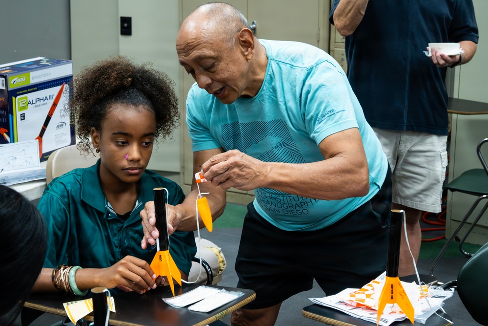 94th Army Air and Missile Defense Command Soldiers assist YIP student athletes with rocket building