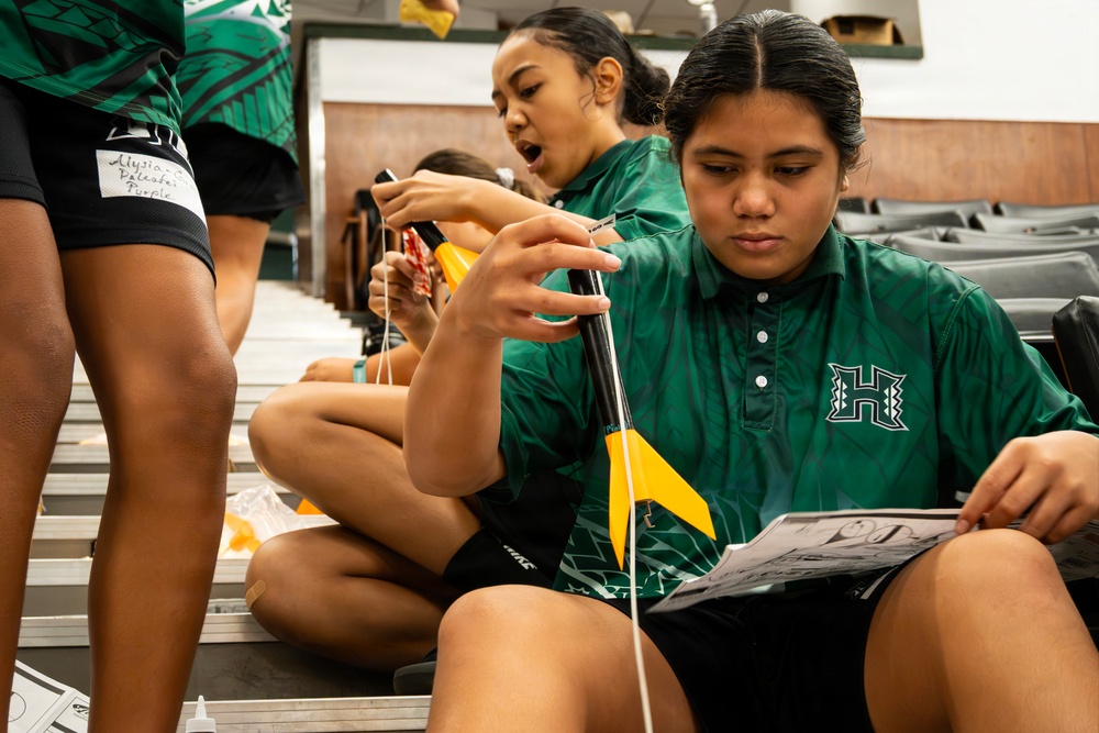 94th Army Air and Missile Defense Command Soldiers assist YIP student athletes with rocket building