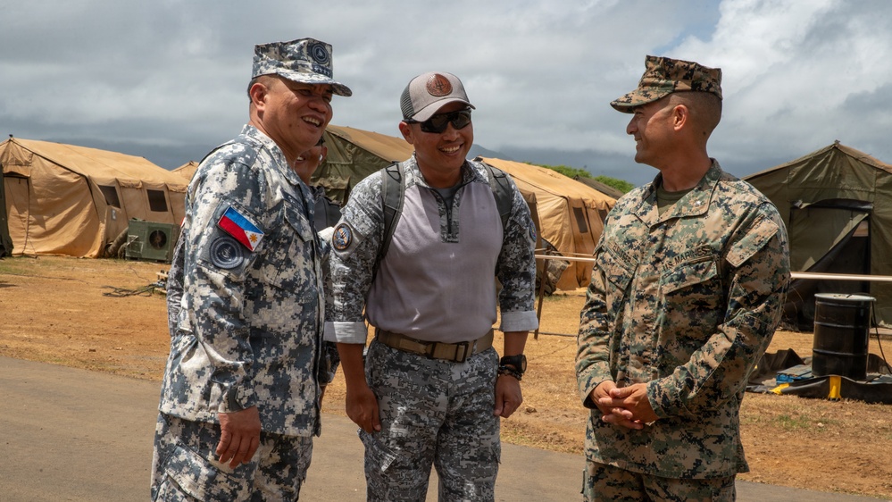 Philippine Coast Guard commandant visits 15th MEU command, Philippine service members