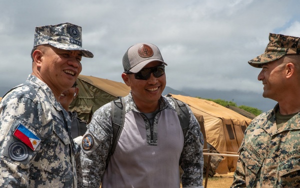 Philippine Coast Guard commandant visits 15th MEU command, Philippine service members