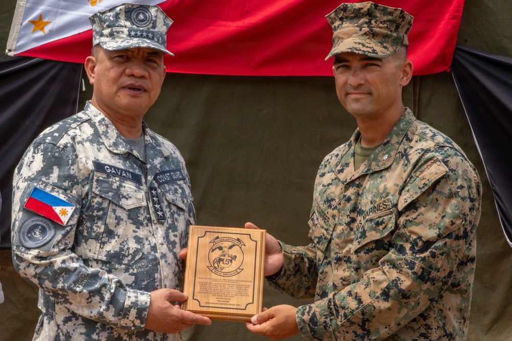 Philippine Coast Guard commandant visits 15th MEU command, Philippine service members