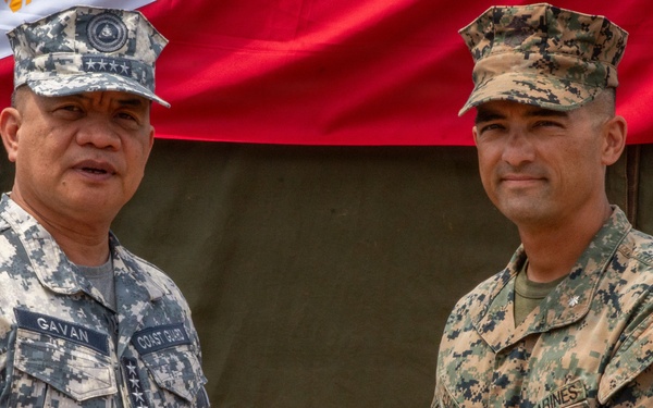 Philippine Coast Guard commandant visits 15th MEU command, Philippine service members