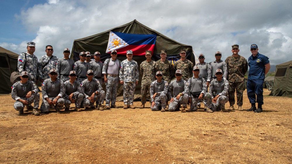 Philippine Coast Guard commandant visits 15th MEU command, Philippine service members
