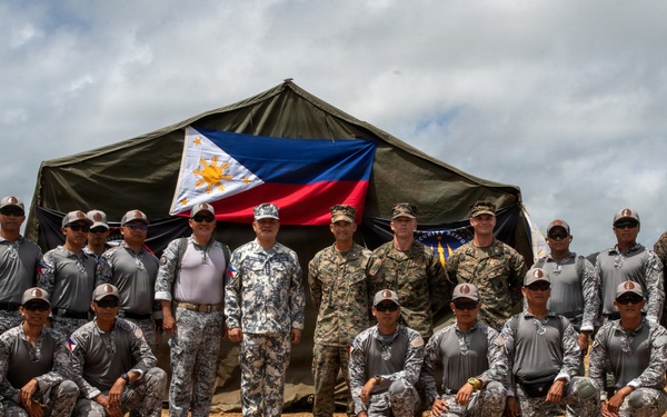 Philippine Coast Guard commandant visits 15th MEU command, Philippine service members