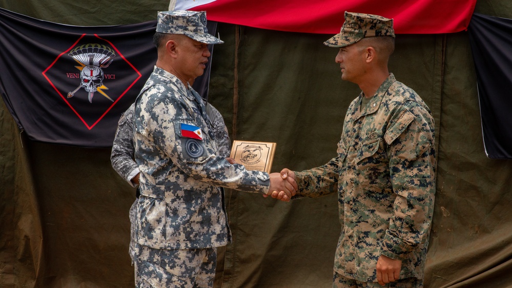 Philippine Coast Guard commandant visits 15th MEU command, Philippine service members
