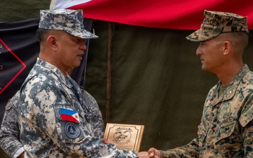 Philippine Coast Guard commandant visits 15th MEU command, Philippine service members