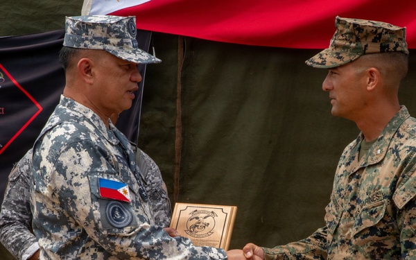 Philippine Coast Guard commandant visits 15th MEU command, Philippine service members