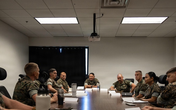 SMMC Ruiz visits MAG-41 Det C leadership, MWSS-471