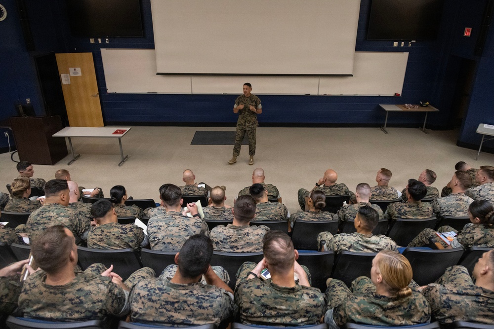 SMMC Ruiz visits MAG-41 Det C leadership, MWSS-471