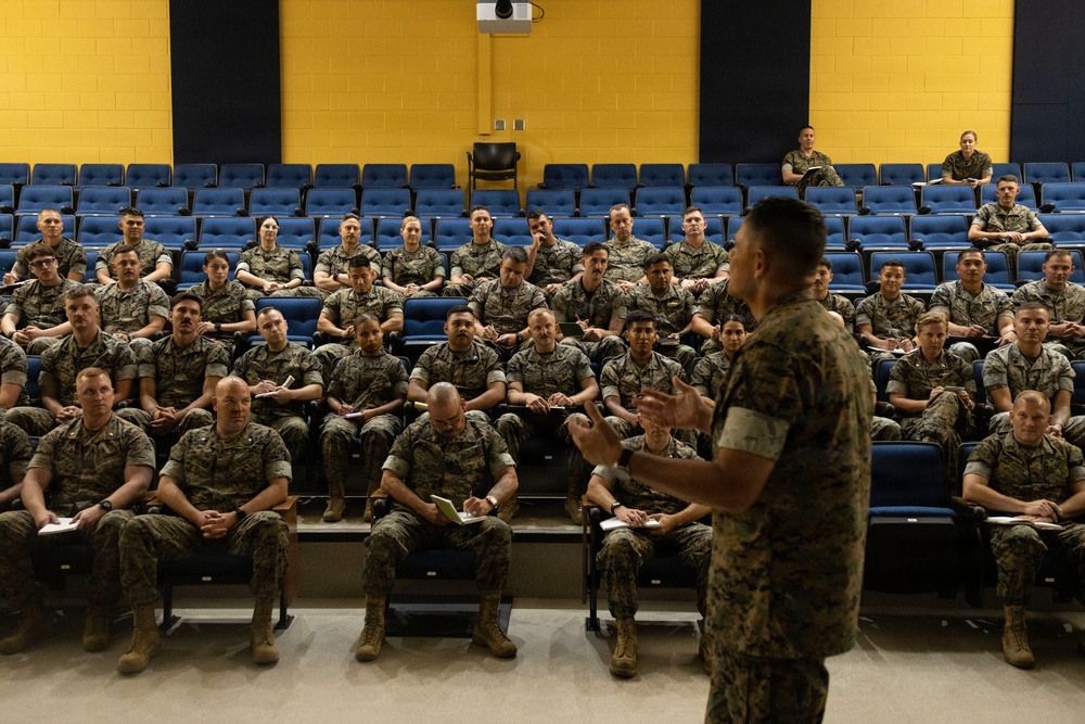 SMMC Ruiz visits MAG-41 Det C leadership, MWSS-471