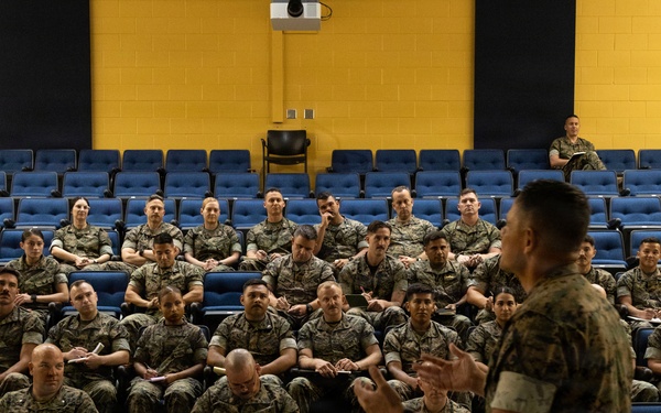 SMMC Ruiz visits MAG-41 Det C leadership, MWSS-471