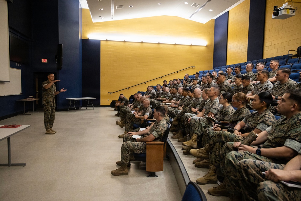 SMMC Ruiz visits MAG-41 Det C leadership, MWSS-471