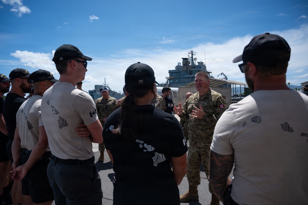 Canadian Joint Operations Command team meets with Canadian clearance divers during RIMPAC 2026