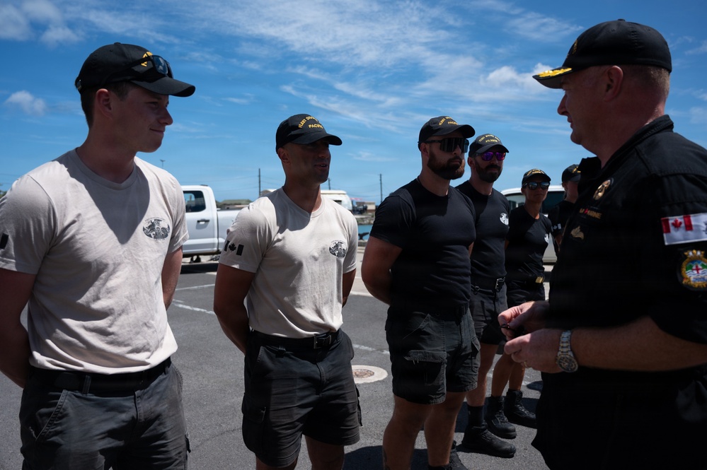 Canadian Joint Operations Command team meets with Canadian clearance divers during RIMPAC 2026