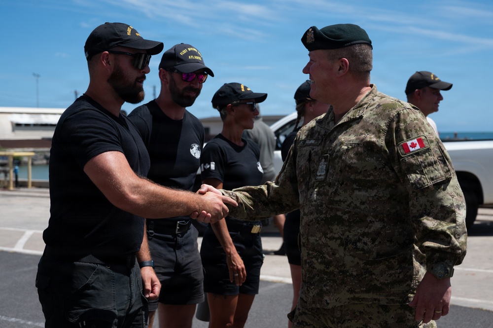Canadian Joint Operations Command team meets with Canadian clearance divers during RIMPAC 2026